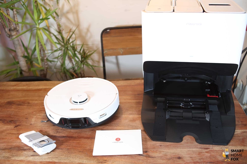 Весь комплект поставки Roborock S8 Pro Ultra представлен на столе.